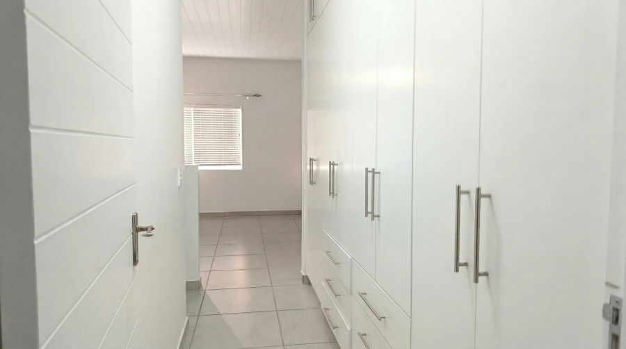 To Let 4 Bedroom Property for Rent in Oceanview Heights Western Cape